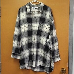 Old Navy Black and White Plaid Button Down The Boyfriend Shirt
